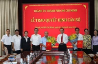 Thành uỷ TP.HCM trao quyết định nghỉ hưu cho 2 cán bộ