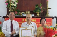 Trao Huy hiệu 55 năm tuổi Đảng cho ông Huỳnh Đảm