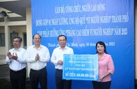 Thành uỷ TP.HCM ủng hộ 400 triệu đồng chăm lo cho người nghèo 