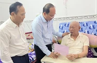 Lãnh đạo Thành uỷ TP.HCM thăm các chiến sĩ Điện Biên Phủ