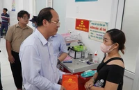Lãnh đạo Thành ủy TP.HCM thăm, động viên nạn nhân vụ gãy nhánh cây trong công viên Tao Đàn 