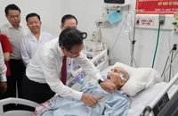 Bí thư Nguyễn Văn Nên trao huy hiệu 80 năm tuổi Đảng cho cụ ông 100 tuổi