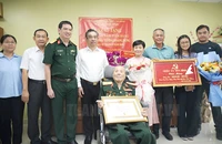 Thiếu tướng Hoàng Dũng, nguyên Chánh Văn phòng Bộ Tổng tham mưu nhận huy hiệu 80 năm tuổi Đảng