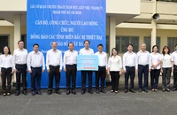 Các cơ quan chuyên trách, tham mưu, giúp việc Thành ủy TP.HCM ủng hộ đồng bào miền Bắc sau bão số 3