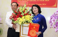 Nguyên Phó Chủ tịch nước Đặng Thị Ngọc Thịnh nhận huy hiệu 45 năm tuổi Đảng