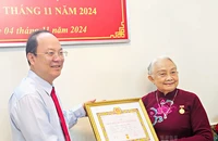 Lãnh đạo Thành ủy TP.HCM trao huy hiệu 60 năm tuổi Đảng cho nguyên Bí thư Tỉnh ủy Đồng Nai