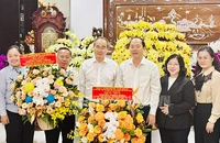 Lãnh đạo Thành ủy TP.HCM thăm các nhà giáo tiêu biểu 