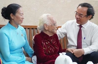Bí thư Nguyễn Văn Nên trao Huy hiệu 80 năm tuổi Đảng cho bà Nguyễn Thị Thanh Bình
