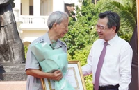 Phó Bí thư Thường trực Thành ủy TP.HCM Nguyễn Thanh Nghị trao Huy hiệu Đảng đến 15 Đảng viên