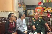 Phó Bí thư Thường trực Thành ủy TP.HCM Nguyễn Thanh Nghị thăm gia đình chính sách