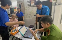 TP.HCM: Lập tổ 'áo xanh lăn bánh' đến tận nhà để cấp đổi thẻ đảng viên