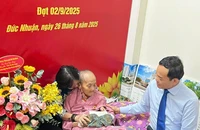 Bí thư Trần Lưu Quang trao Huy hiệu 80 năm tuổi Đảng cho đảng viên 100 tuổi