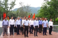 Bí thư TP.HCM Trần Lưu Quang dâng hương tưởng nhớ Anh hùng Liệt sĩ tại đặc khu Côn Đảo