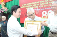Ông Đặng Minh Thông trao Huy hiệu Đảng cho 64 đảng viên phường Thủ Đức