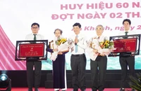 Chủ tịch HĐND TP.HCM Võ Văn Minh trao Huy hiệu Đảng cho đảng viên phường An Khánh