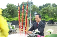 Lãnh đạo TP.HCM dâng hương tưởng nhớ Anh hùng Liệt sĩ, tưởng nhớ các Mẹ Việt Nam Anh hùng