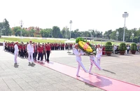 Đoàn đại biểu trí thức TP.HCM vào Lăng viếng Chủ tịch Hồ Chí Minh