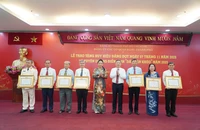 21 đảng viên thuộc Đảng bộ các cơ quan Đảng TP.HCM vinh dự nhận Huy hiệu Đảng đợt 7-11