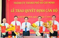 Bí thư TP.HCM Trần Lưu Quang trao các quyết định phê chuẩn nhân sự