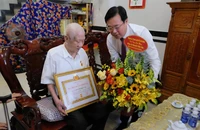 Lãnh đạo Thành ủy TP.HCM trao Huy hiệu Đảng tại phường Thới An, Tân Sơn Nhì