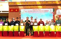 Đại tướng Nguyễn Trọng Nghĩa tặng quà cho hơn 500 hộ khó khăn tại phường Cát Lái