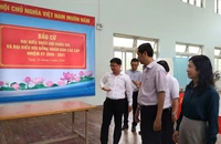 Lãnh đạo TP.HCM khảo sát các điểm bỏ phiếu bầu cử