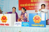 Đến 20 giờ, tỉ lệ cử tri cả nước đi bỏ phiếu đạt 99,38%, hai tỉnh đạt 100%