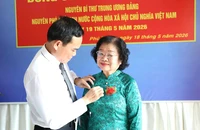 Bí thư TP.HCM Trần Lưu Quang trao Huy hiệu 65 tuổi Đảng cho nguyên Phó Chủ tịch nước Trương Mỹ Hoa