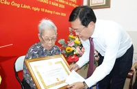 Phó Bí thư Thường trực Thành ủy TP.HCM Lê Quốc Phong trao Huy hiệu đến đảng viên cao tuổi 