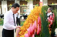 Bí thư Thành ủy TP.HCM Trần Lưu Quang dẫn đầu đoàn đại biểu dâng hoa viếng Bác