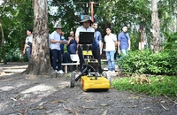 Bộ Tư lệnh TP.HCM cùng chuyên gia dùng radar tìm mộ liệt sĩ tại công viên Lê Thị Riêng