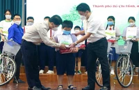 ‘Từ nay con không cần phải đi bộ đến trường nữa’