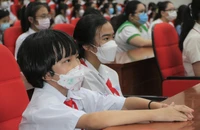 Ước mơ làm cô giáo của nữ sinh mồ côi phải đi rửa chén thuê phụ giúp bà ngoại