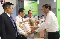 TP.HCM: Tặng Bằng khen ê kíp ghép thận thành công cho thiếu niên 15 tuổi