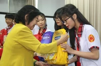 Quỹ Vừ A Dính trao 51 suất học bổng cho học sinh 