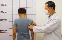 Ngồi dùng điện thoại, máy tính sai tư thế, nhiều người trẻ mắc bệnh xương khớp