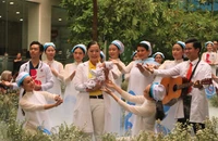 Y, bác sĩ Bệnh viện Hùng Vương thành người mẫu, ca sĩ trong 'Mầm sống'