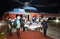 Bị giảm áp do lặn sâu, ngư dân được trực thăng đưa về đất liền cứu chữa