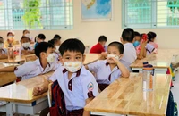 Học sinh đã ăn chung, chơi chung, đeo khẩu trang khi học có còn tác dụng?