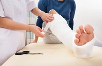 Bé trai mắc chứng “chân ngắn chân dài” sau thời gian bó bột chữa gãy xương