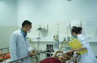 Vụ 3 trẻ ngộ độc botulinum do ăn giò lụa: 2 trẻ còn thở máy