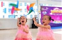 Cảm xúc vỡ òa khi Trúc Nhi, Diệu Nhi cảm ơn các bác sĩ Bệnh viện Nhi đồng TP