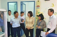 Thứ trưởng Bộ Y tế kiểm tra việc phòng chống dịch tay chân miệng tại TP.HCM