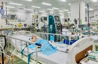 Người lớn mắc tay chân miệng không triệu chứng vô tình sẽ lây cho trẻ em