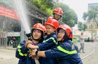 Hiện thực hóa ước mơ làm lính cứu hỏa của cậu bé 7 tuổi ung thư máu