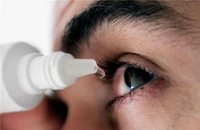 Nhìn vào mắt người bị đau mắt đỏ có lây bệnh không?