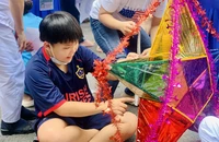 Bệnh nhi BV Nhi đồng 1 háo hức thi thiết kế lồng đèn trung thu
