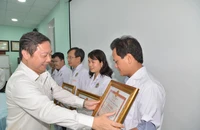 Khen thưởng đột xuất Bệnh viện Chấn thương chỉnh hình vì nối sống cánh tay cho bệnh nhi 5 tuổi