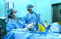 Nam thanh niên nhét dây kim loại vào niệu đạo để tạo khoái cảm