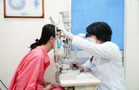 Sức khỏe cô gái bị mù mắt sau tiêm filler ở tiệm spa